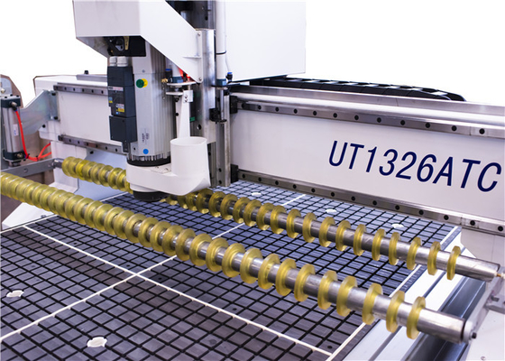 나무 / 단단한 PVC를 위한 유닛텍 UT1326 ATC CNC 루터 머신